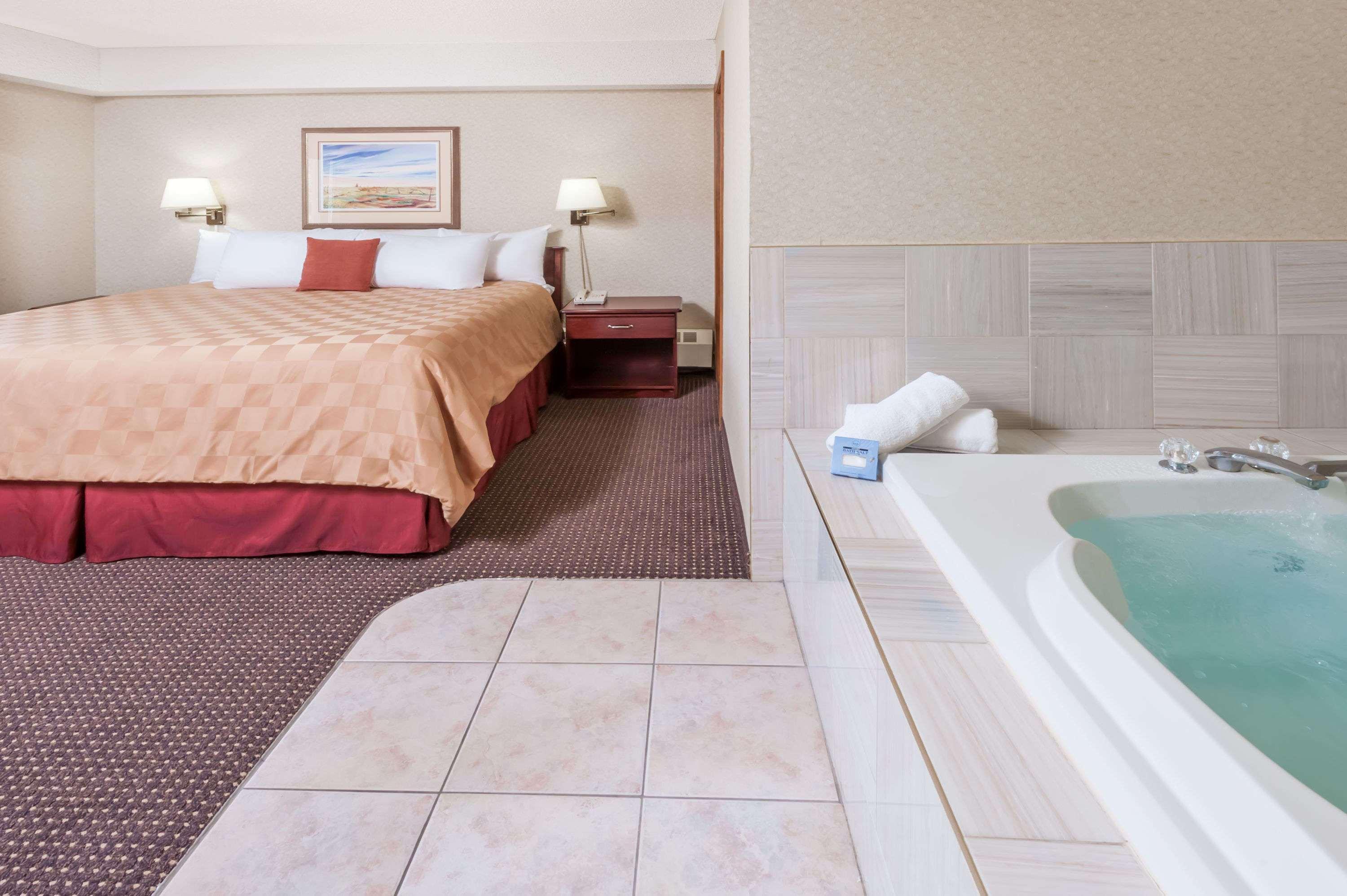 Stony Plain Inn & Suites Exterior photo