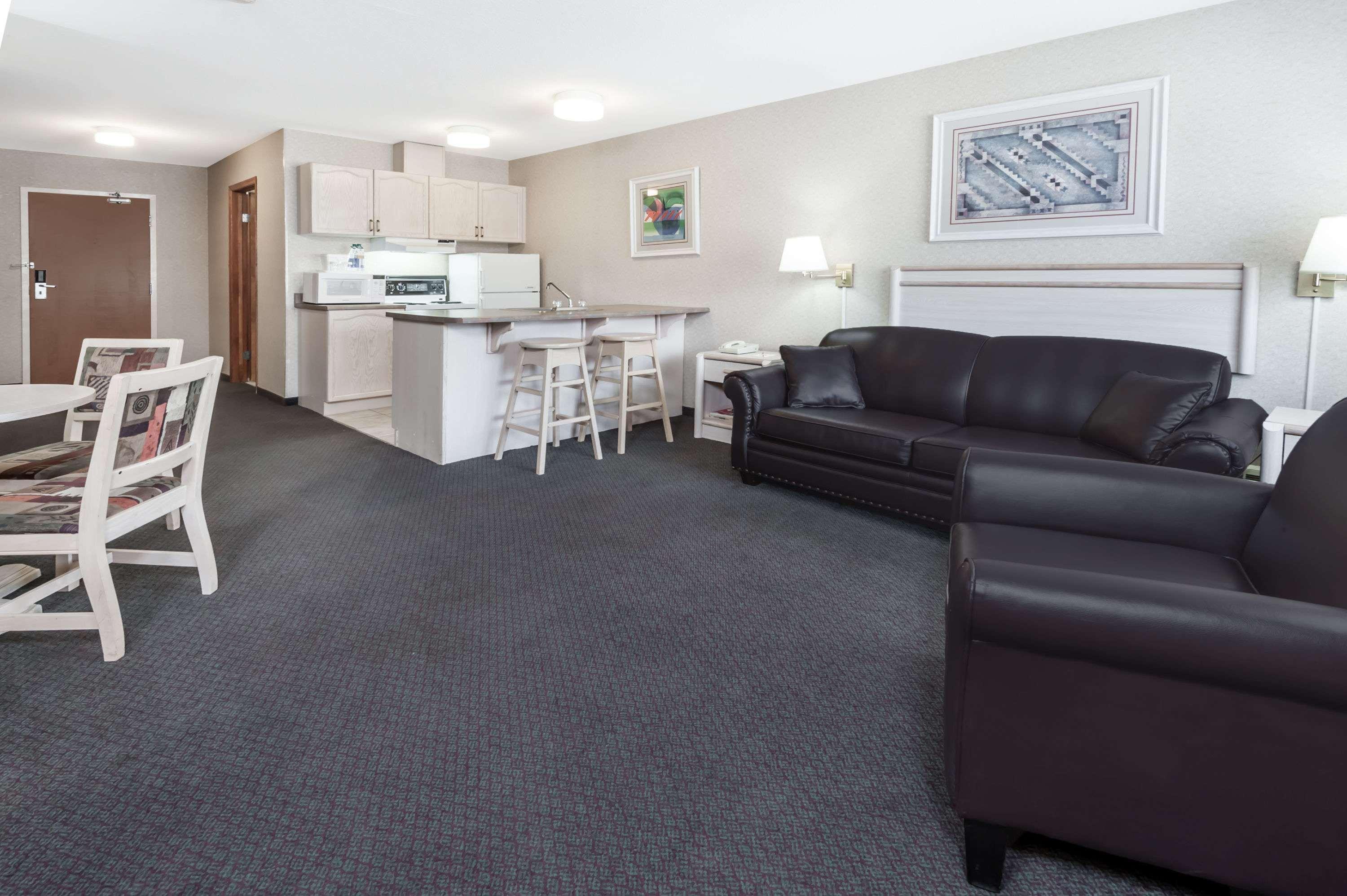 Stony Plain Inn & Suites Exterior photo