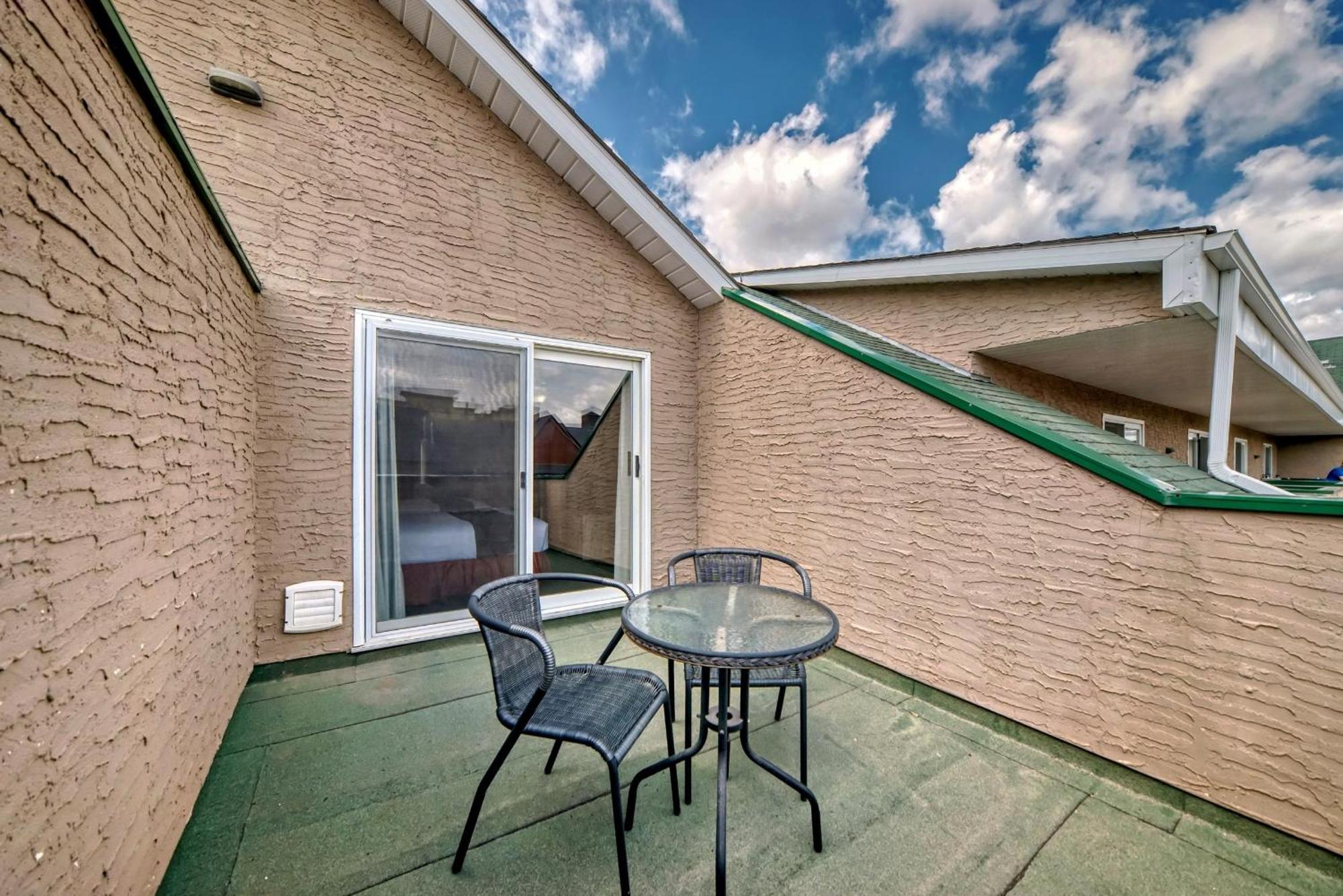 Stony Plain Inn & Suites Exterior photo