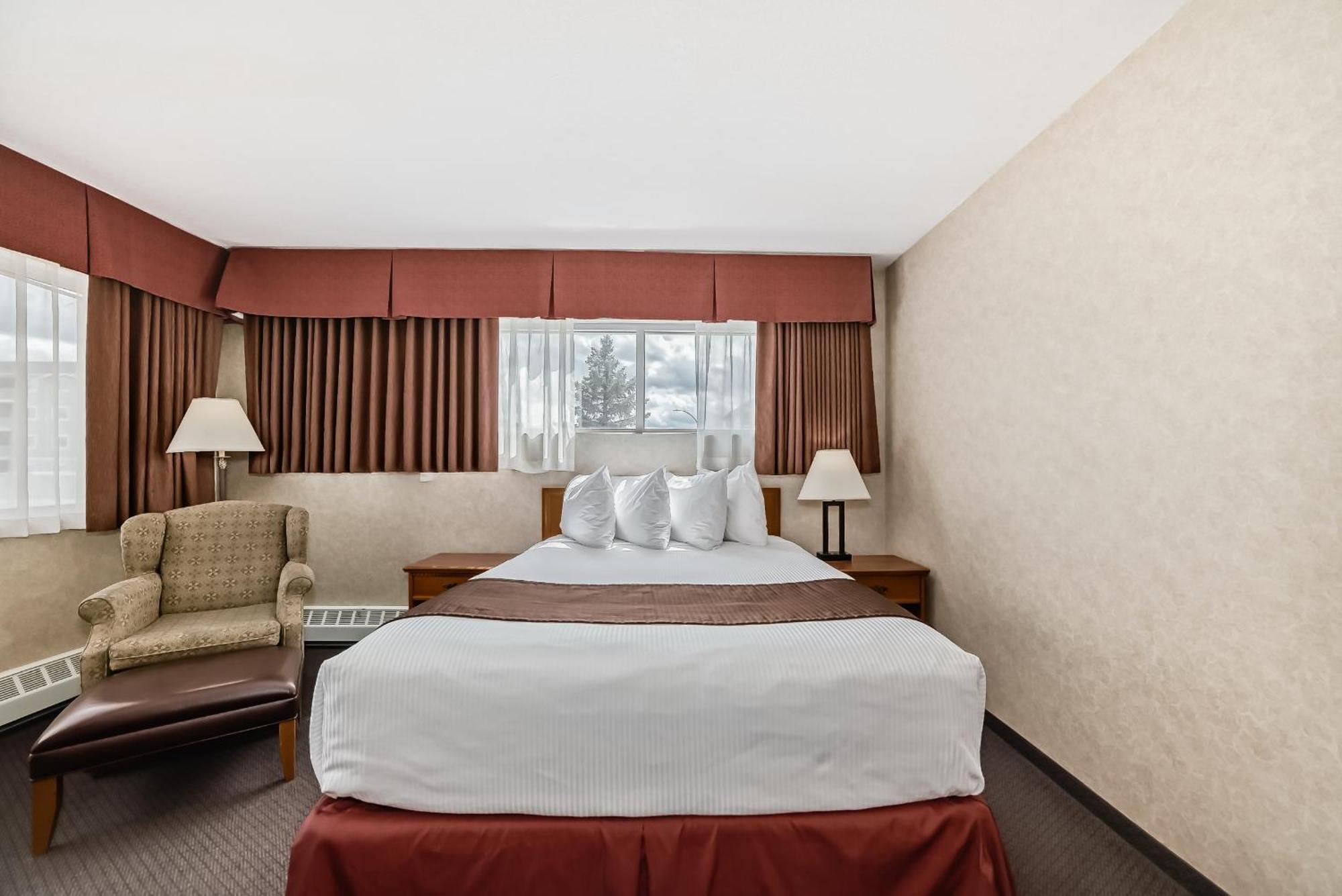 Stony Plain Inn & Suites Exterior photo