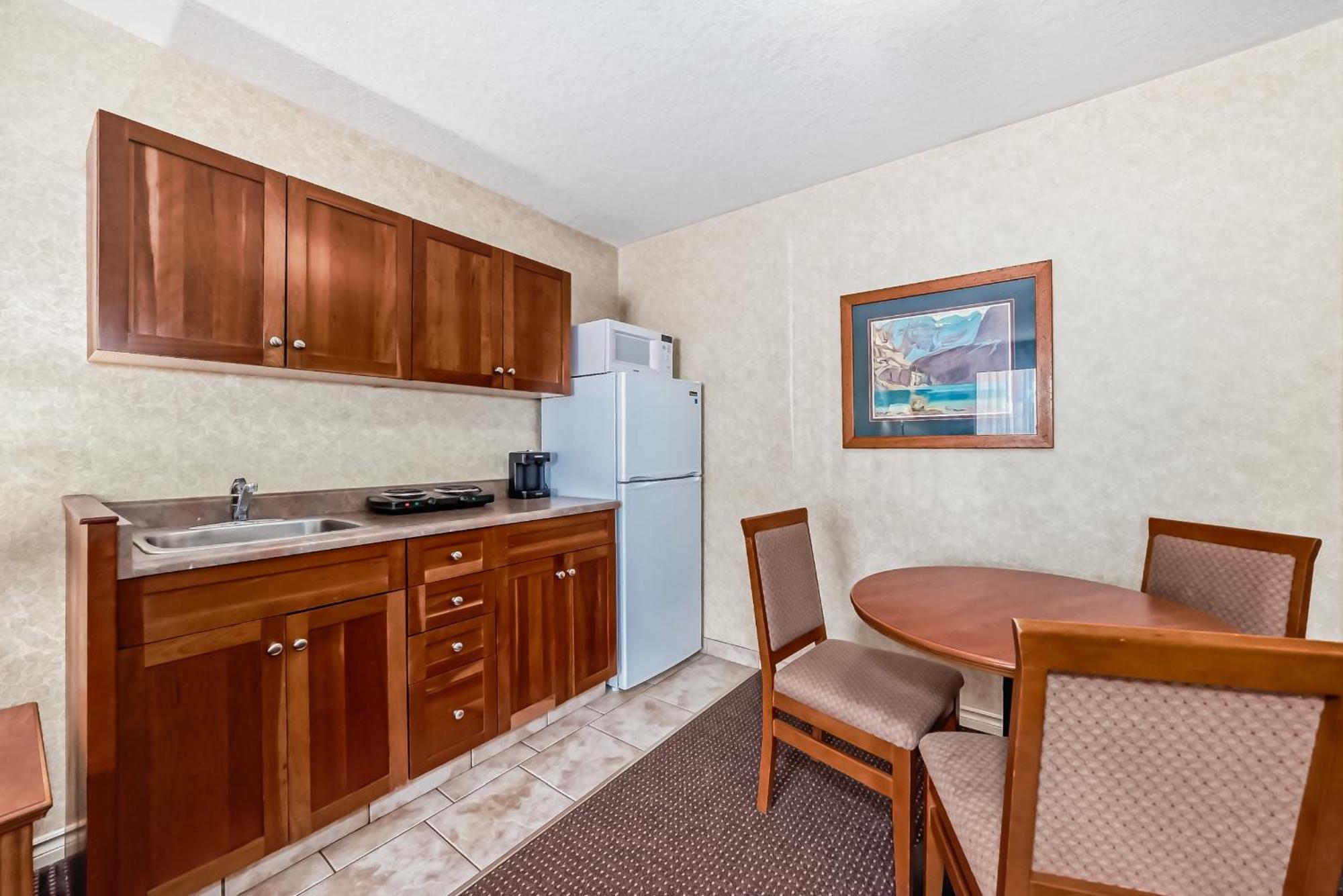 Stony Plain Inn & Suites Exterior photo