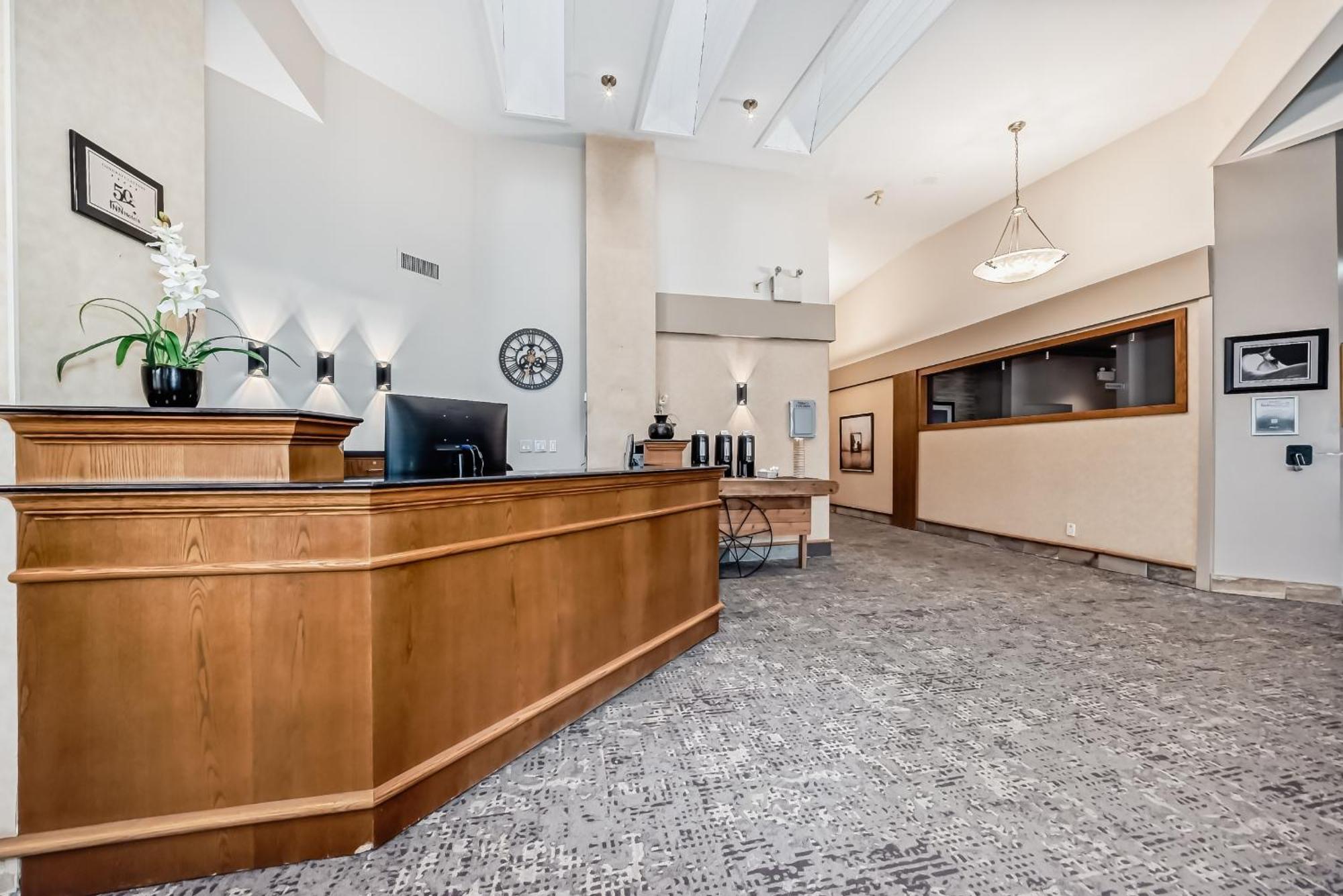 Stony Plain Inn & Suites Exterior photo